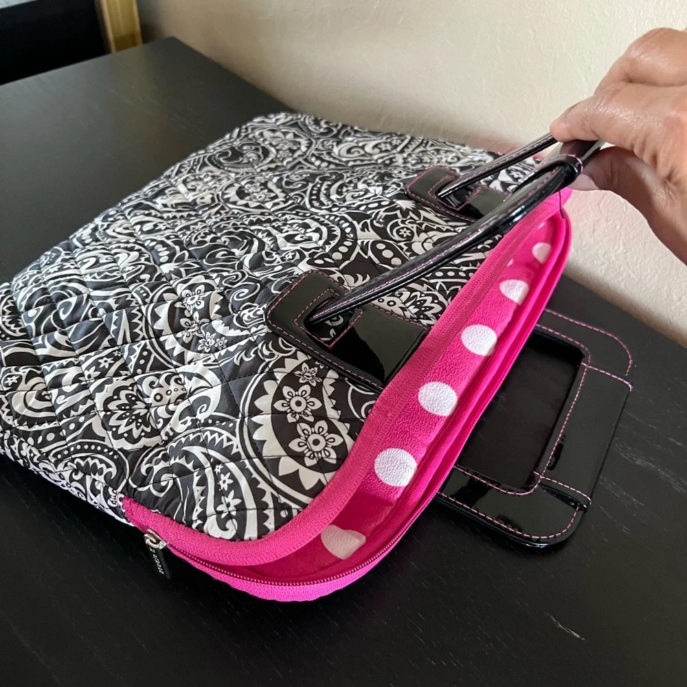 New Studio C Fresh as a Paisley Laptop/Ipad Sleeve Black/White paisley + pin…